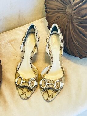 🤎AUTHENTIC Gucci Beige GG Canvas Heals with Gold Horse-bit